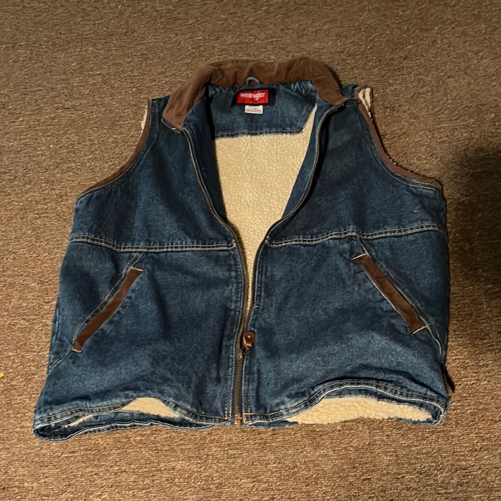 Jean jacket never been worn jus laying around need it out of my closest lol 😂